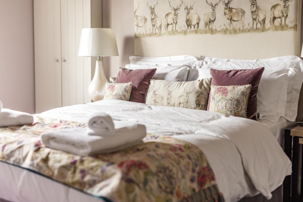 Habitación con cama extragrande.