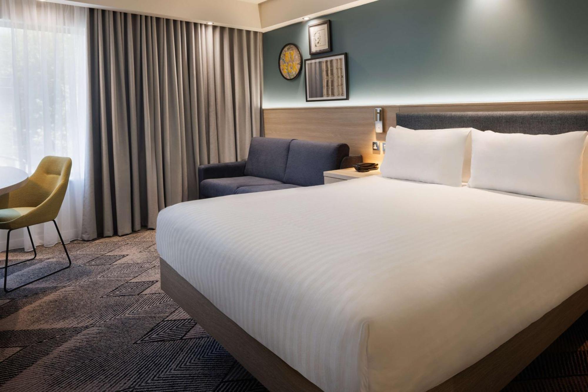 Kamer met Queensize Bed en Slaapbank